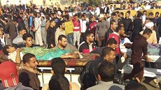 Lidé odnáejí zranné po teroristickém útoku v meit na Sinajském poloostrov...