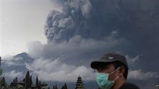 Sopka Agung na Bali už podruhé v jednom týdnu vyvrhla oblak dýmu (26. listopadu...