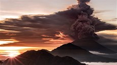 Sopka Agung na Bali u podruhé v jednom týdnu vyvrhla oblak dýmu (26. listopadu...