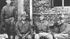 Smedley D. Butler (úpln vpravo) mezi driteli vyznamenání Medal of Honor