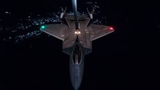 Letoun F-22 Raptor dopluje palivo bhem americké operace ke zniení drogových...