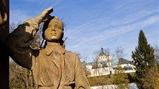 Socha Rudoarm�jce nedaleko zámku v Pardubicích