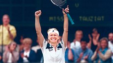 Tenistka Jana Novotná se raduje z celkového vítzství turnaje ve Wimbledonu....