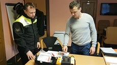 Karlovarští strážníci dostali od záchranářů dva defibrilátory
