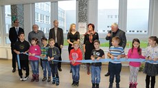 P�est�i�ení pásky p�i otev�ení �koly se zú�astnily také d�ti.