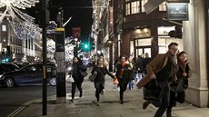 Britská policie vyetuje incident v londýnském metru. (24. listopadu 2017)
