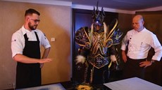 Kucha� Roman Paulus (na snímku vpravo) chystá gobliní �ezy.
