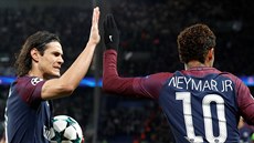 Neymar z Paris St Germain a jeho spoluhrá Edison Cavani se radují z gólu v...
