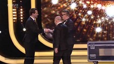 Michal David p�ebírá st�íbrnou so�ku Slavíka