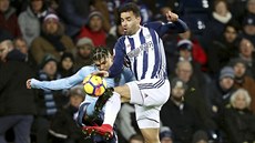 Hal Robson-Kanu z West Bromwiche (vpravo) a Ciaran Clark z Newcastlu v ostrém...