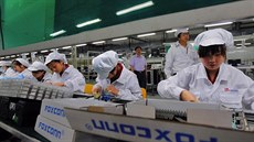 V továrnách Foxconnu mnohdy studenti pracují přesčas.