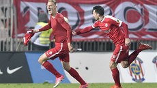 Michal Škoda se raduje z vítězného gólu, vpravo přibíhá jeho spoluhráč z Brna...