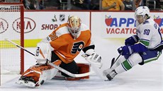 Branká Michael Neuvirth z Philadelphie likviduje anci Markuse Granlunda z...