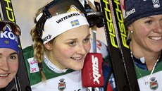 védská bkyn na lyích Stina Nilssonová (uprosted) ovládla úvodní sprint...