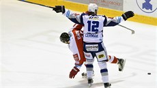 Olomoucký úto�ník Roman Vlach padá po st�etu s Leo�em �ermákem z Brna.