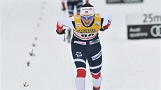 Norská b�kyn� na ly�ích Marit Björgenová probíhá vít�zn� cílem závodu na 10 km...