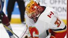 Branká David Rittich z Calgary v zápase s Coloradem.