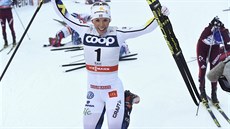 �védská b�kyn� na ly�ích Charlotte Kallaová se raduje z triumfu ve stíhacím...