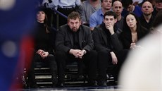 James Dolan sleduje zápas svých NY Knicks.