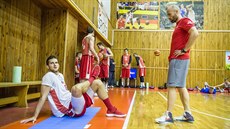 Kondiční trenér českých basketbalistů Michal Miřejovský stojí nad Lukášem...