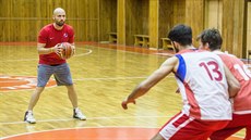 Kondiní trenér eských basketbalist Michal Miejovský a jeho svenci v...