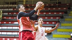 Pavel Pumprla (v erveném) zakonuje na tréninku eských basketbalist,...