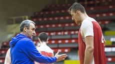 Ondřej Balvín naslouchá na tréninku českých basketbalistů trenérovi Ronenu...