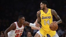 Brandon Ingram (vpravo) z LA Lakers elí Krisu Dunnovi z Chicaga.