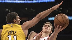 Brook Lopez (vlevo) z LA Lakers brání Lauriho Markkanena z Chicaga.