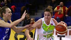 Edita �ujanová (vpravo) z KP Brno se tla�í kolem Marielle Giroudové z Fribourgu.