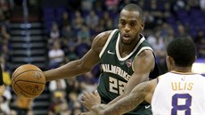 Khris Middleton (vlevo) z Milwaukee útoí pes Tylera Ulise z Phoenixu.