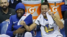 Kevin Durant (vlevo) a Stephen Curry z Golden State reagují na povedenou akci...