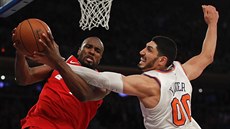 Serge Ibaka (vlevo) z Toronta se pokou�í ustát faul Enese Kantera z New Yorku.