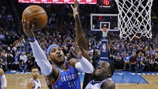 Carmelo Anthony (vlevo) z Oklahoma City zakonuje kolem Draymonda Greena z...