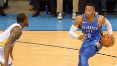 Russell Westbrook (vpravo) z Oklahoma City atakuje ko Golden State kolem...