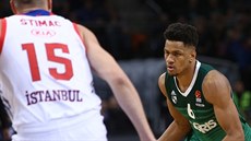 Axel Toupané ze algirisu v duelu s Anadolu Efes Istanbul