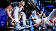 N�mecký basketbalista Maik Zirbes se chystá na zápas s Gruzií.