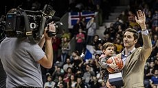 Jií Welsch se ped zápasem eských basketbalist s Islandem louí s...