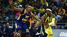 Bobby Dixon (vpravo) z Fenerbahce pihrává kolem Malcolma Thomase z Chimek.