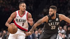 C. J. McCollum (vlevo) z Portlandu obchází Allena Crabbeho z Brooklynu.