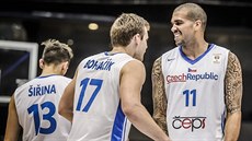 etí basketbaloví reprezentanti Jakub iina, Jaromír Bohaík a Blake Schilb...