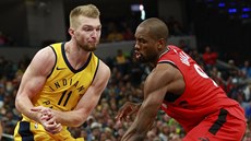 Domantas Sabonis (vlevo) z Indiany p�i�el o mí� v douboji se Sergem Ibakou z...