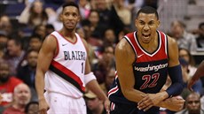 Otto Porter Jr. z Washingtonu se raduje, v pozadí Evan Turner z Portlandu.