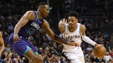 Dwighta Howarda (vlevo) z Charlotte obchází Dejounte Murray ze San Antonia.