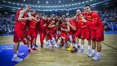 panltí basketbalisté oslavují kvalifikaní vítzství nad Slovinskem.