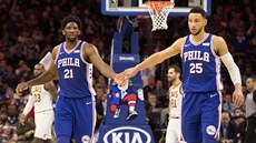 Joel Embiid (vlevo) a Ben Simmons po povedené akci Philadelphie.