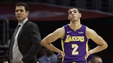 Lonzo Ball (2) z LA Lakers a jeho kou Luke Walton