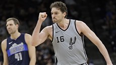 Radující se Pau Gasol ze San Antonia a mrzutý Dirk Nowitzki z Dallasu.