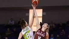 Ilona Burgrová (vlevo) z KP Brno a Marie Riková z Umana Reyer Benátky na...