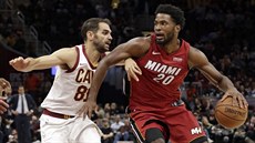 José Calderón (vlevo) z Clevelandu brání Justise Winslowa z Miami.